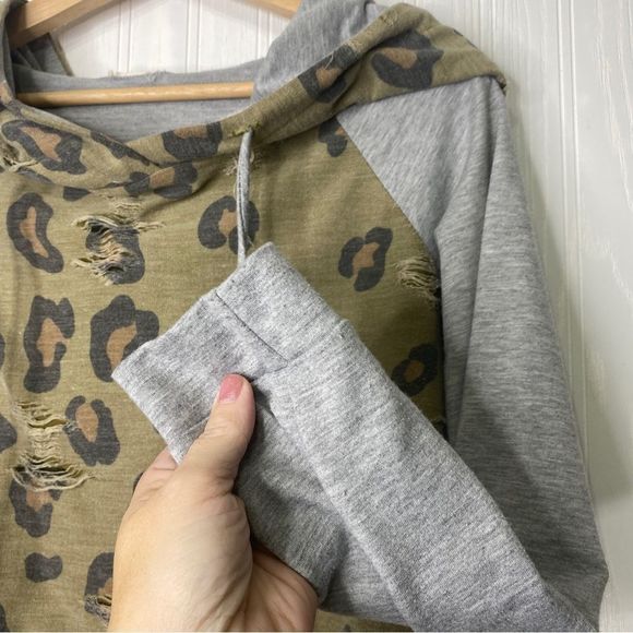 Mon Ami Hooded Leopard Distressed Long Sleeve Shirt Size Small - Picture 4 of 8